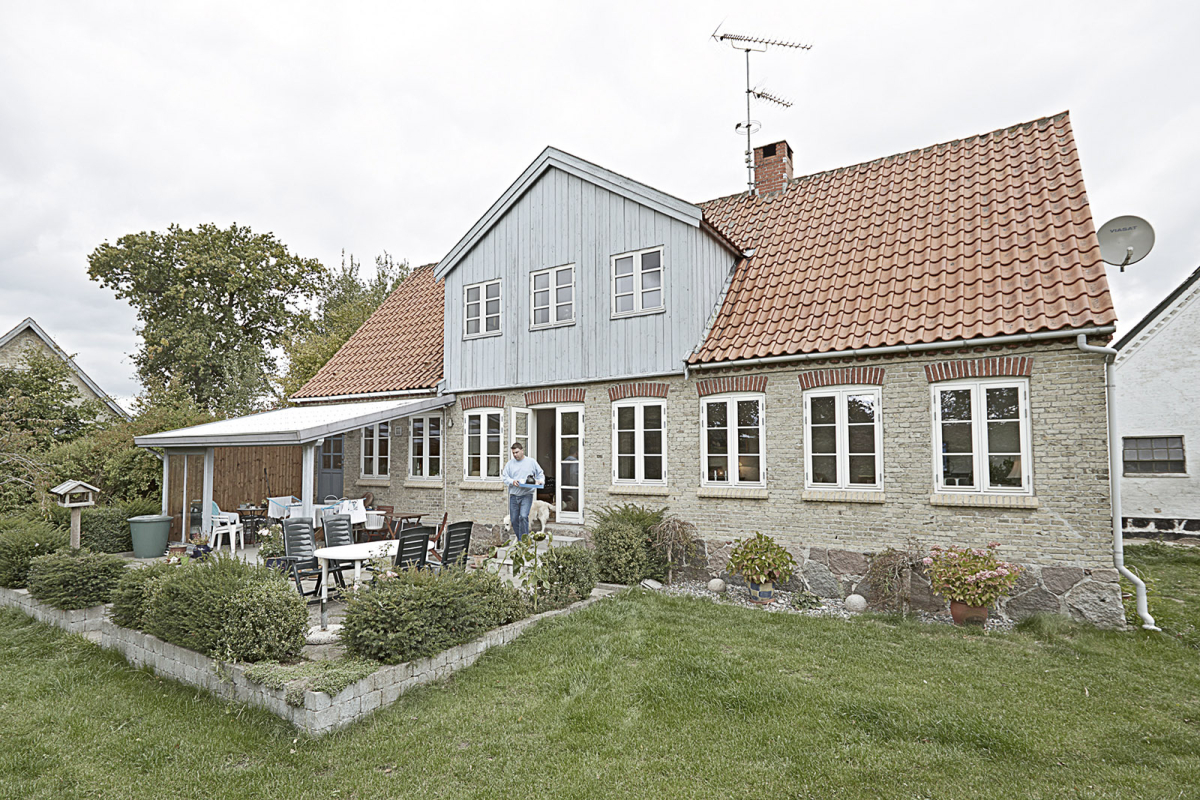 Haven foran huset viser ingen spor efter jordvarmeslangerne, der er gravet ned i græsplænen.